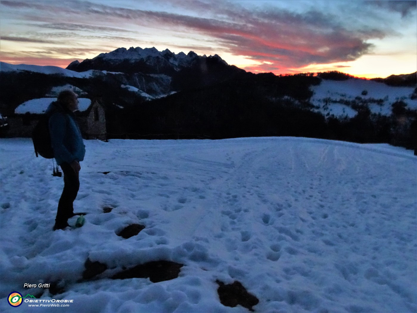 88 Ammirando gli spettacolari colori del tramonto verso il Resegone.JPG